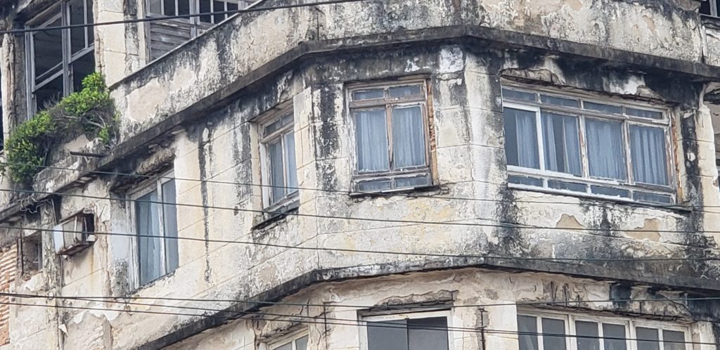 fachada antiga com argamassa deteriorada