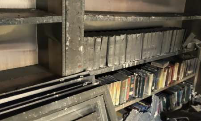 O incêndio atacou o ambiente e queimou a estante de livros