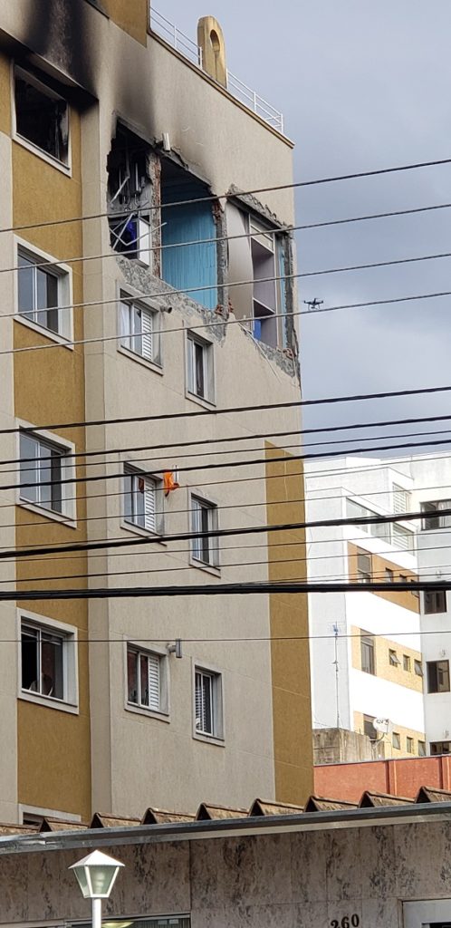 Edifício residencial que teve o apartamento da cobertura explodido por causa da impermeabilização