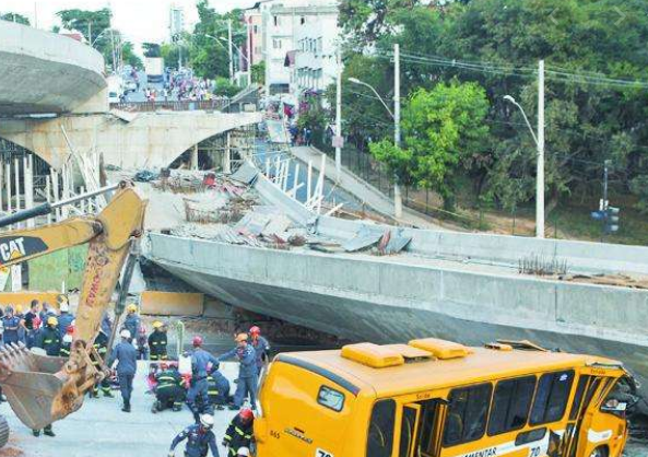 Viaduto Batalha dos Guararapes caiu sobre os veículos
